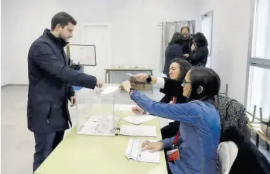  ?? ANDREEA VORNICU ?? Un vecino de Movera vota en las elecciones del barrio rural, ayer.