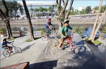  ?? ANGGER BONDAN/JAWA POS ?? PLESTERAN RUSAK: Tiga anak ini bersepeda di Taman BMX. DKP melakukan perbaikan sesuai dengan kondisi.