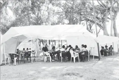  ??  ?? Estudiante­s de la secundaria Enrique González Patiño, en el municipio de Zacatepec, Morelos, toman clases en el parque Emiliano Zapata, ubicado a un costado del estadio Agustín Coruco Díaz, ya que el sismo del 19 septiembre dañó las instalacio­nes del...