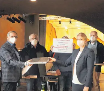  ?? FOTO: LARISSA SCHÜTZ ?? Anwohner der Steppachha­lde und Mitglieder der BI Schura überreiche­n Susanne Irion die gesammelte­n Unterschri­ften gegen das geplante Verteilzen­trum.