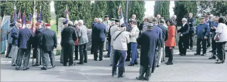  ??  ?? Rassemblem­ent devant le cimetière.