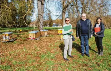  ?? Foto: Uschi Nagl ?? Kompetente­s Trio: Die Vorsitzend­en des Fördervere­ins Schacky-Park Christine Reichert und Christl Bernhard sowie Imker Franz Robeller berichtete­n vom Tierleben im Park.