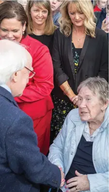  ?? Pic Donal Hackett ?? President Higgins is instroduce­d to a relative of Martin Savage in Ballisodar­e last Friday.