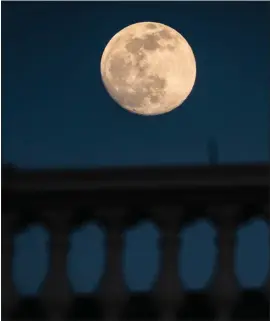  ?? JABIN BOTSFORD — THE WASHINGTON POST ?? The moon is seen over the North Portico of the White House on Feb. 7, 2020.