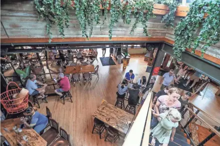  ?? EBONY COX / MILWAUKEE JOURNAL SENTINEL ?? It can be rare to find a vacant table in a restaurant at peak times, as during brunch at Cafe Benelux in the Third Ward, shown here. Sometimes tables remain vacant even if customers are waiting for one when a restaurant is understaff­ed.