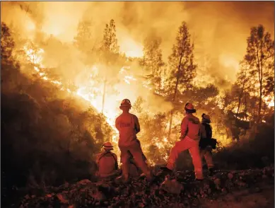  ?? MARCUS YAM/LOS ANGELES TIMES ?? Firefighte­rs monitor a burn operation on top of a ridge near the town of Ladoga on Tuesday.