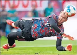  ??  ?? Manuel Neuer se estira en un partido de esta temporada.