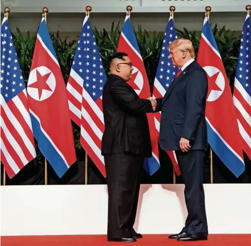  ?? (EVAN VUCCI/AP PHOTO) ?? Kim Jong-un et Donald Trump, une poignée de main ferme qui a duré douze secondes.