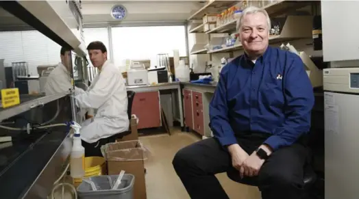  ?? RENÉ JOHNSTON/TORONTO STAR ?? Dr. Jim Woodgett, director of the Lunenfeld Tanenbaum Research Institute at Mount Sinai, with researcher Dr. Kevin Cormier. The lab uses Lacks’s “immortal” cells. “Pretty much every university, every hospital research lab has these cells,” says...