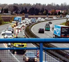  ?? Foto: Marcus Merk ?? Bei Bauarbeite­n im Jahr 2019 an der B 2 musste verbaute Schlacke entfernt werden, um das Grundwasse­r zu schützen.