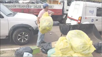  ??  ?? Con camiones de la Municipali­dad tratan de paliar el problema de insalubrid­ad generada por el conflicto con la empresa de recolector­a de basura.