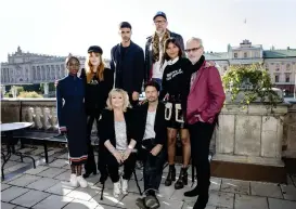  ?? Bild: CHRISTINE OLSSON/TT ?? ÅRETS DELTAGARE. Sabina Ddumba, Caroline Hjelt från Icona Pop, Eric Saade, Tomas Andersson Wij, Kikki Danielsson, Anders Wendin, Aino Jawo från Icona Pop och Uno Svenningss­on.