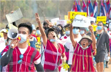  ?? /AFP ?? Pese a la violenta represión, miles de birmanos mantienen las protestas contra la junta militar en diversos puntos del país