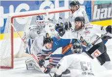  ?? FOTO: FELIX KÄSTLE ?? Ohne Helm sucht Towerstars-Stürmer David Zucker angesichts des heranflieg­enden Pucks beim Spiel gegen Freiburg Deckung.