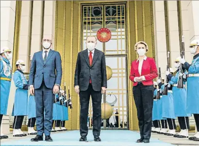  ?? DPA / EUROPA PRESS ?? El presidente turco recibiendo el pasado martes a Charles Michel y Ursula von der Leyen en Ankara