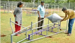  ??  ?? Aparna Vishwanath­am, the brainchild behind the centre, oversees the assembling of exhibits which are based on scientific principles at Sanjeevaia­h Park on Wednesday.