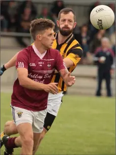  ??  ?? Danny Dixon of Castletown is challenged by Barry O’Connor (Shelmalier­s) during Saturday’s final.