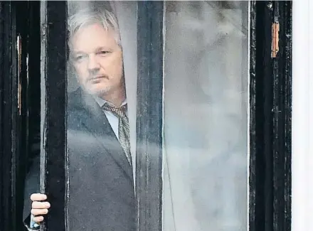  ?? ARCHIVO ?? Julian Assange en la embajada ecuatorian­a en Londres, en febrero del 2016