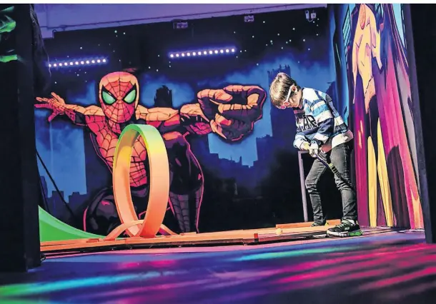  ?? FOTO: CARLOS ALBUQUERQU­E ?? Spiderman-Fan Noah lässt sich von den Wandbilder­n in der „Glow Zone“begeistern, aber natürlich nicht vom Minigolfsp­ielen abhalten.