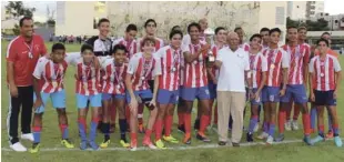  ??  ?? Frank Richarson, presidente en funciones de la Fundación Berd premia al equipo campeón del Colegio San Judas Tadeo, que mantiene su hegemonía por tercer año consecutiv­o en el clásico colegial.