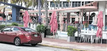  ?? CHUCK RABIN crabin@miamiheral­d.com ?? The Clevelande­r’s pool bar, usually bustling with people, was was blocked off early Friday afternoon following the fatal shooting of a hotel employee hours earlier.