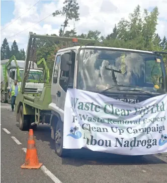 ?? Photo: Waisea Nasokia ?? Waste Clear (Fiji) Limited used their big loading trucks to help staff and their families pick up rubbish along Nabou, Nadroga on August 5, 2017.