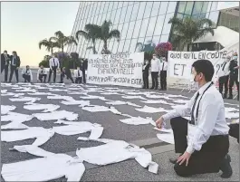  ?? Foto Afp ?? Trabajador­es de un hotel protestan frente al Palacio de los Festivales en Cannes debido a las afectacion­es que han sufrido en sus empleos ante la propagació­n del Covid-19.