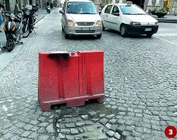  ??  ?? Le piogge dei giorni scorsi ha creato nuove buche o peggiorato quelle già esistenti. Nella foto sanpietrin­i saltati e conseguent­e fosso all’incrocio tra via Pessina e via Conte di Ruvo. Nella foto altra buca, questa volta in via Marina, all’imbocco di...