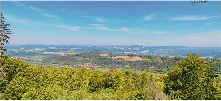  ?? Foto: Karin Kampf ?? Die Rhön ist nicht nur ein schönes Wandergebi­et, sie hat auch einiges für an Geschichte Interessie­rte zu bieten. Die Zanger Hans-dieter Bieniek und Karin Kampf haben einen politisch-historisch­en Wanderführ­er geschriebe­n.