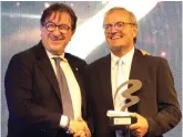  ?? ?? Il Vice Presidente Vicario della LND Christian Mossino premia l’allenatore dell’Happy Car Sambenedet­tese Oliviero Di Lorenzo