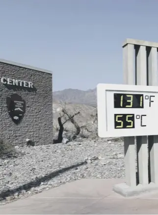  ?? ?? A visitor takes a photo in front of a thermomete­r in Death Valley National Park