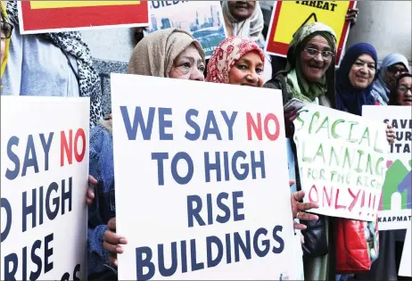  ?? Picture: Henk Kruger/African News Agency (ANA) ?? RESISTANCE: Members of the Bo-Kaap Civic Associatio­n picket outside the Western Cape High Court against the planned developmen­ts in the Bo-Kaap area.