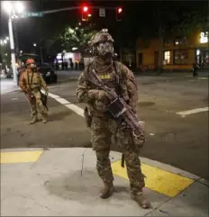  ?? Octavio Jones/The New York Times ?? Federal officers work to clear protesters in downtown Portland, Ore., on Saturday.