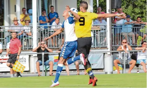  ?? Archivfoto: Hans Eberle ?? Haben den Ball in dieser Spielzeit zuweilen etwas aus den Augen verloren: Der VfL Ecknach, hier mit Thomas Bernecker im weißen Trikot, wartet noch auf seinen ersten Dreier in dieser Bezirkslig­a Saison. Heute Abend empfängt der VfL den TSV Gersthofen – und zwei an der Ecknach bestens bekannte Trainer.