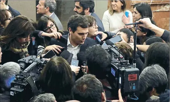  ?? J.J.GUILLEN / EFE ?? El líder de Ciudadanos, Albert Rivera, atendiendo a la prensa ayer en los pasillos del Congreso