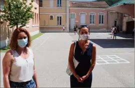  ?? (Photos M. R.) ?? Les directrice­s Stéphanie Aucouturie­r et Claire Bindi dans l’une des cours d’école où la distanciat­ion est respectée.