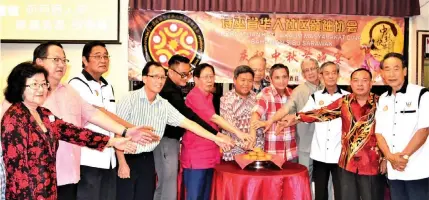  ??  ?? Siaw (seventh left), Lau (sixth left), Wan Hamid (fourth right), Stanley (second right) and others symbolical­ly cut the mooncakes at the gathering.