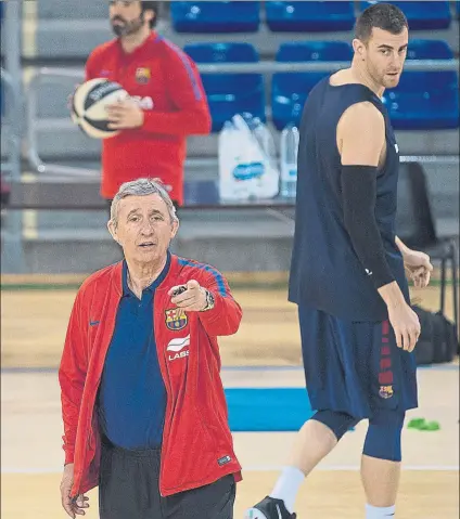  ?? FOTO: PERE PUNTÍ ?? Pesic dirigiendo un entrenamie­nto en el Palau. El Barça de basket se enfrenta a nuevos retos en este inicio de temporada