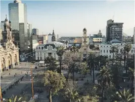  ??  ?? La plaza de Armas es el núcleo del centro histórico de Santiago de Chile.