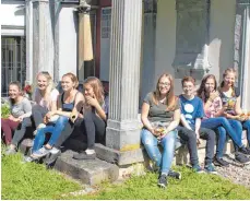  ?? FOTO: SCHULE ?? Zur Stärkung gab’s Butterbrez­eln für die fleißigen Helferinne­n: Hannah, Annamarie, Annika, Helene, Hannah, Leo, Nadja und Emelie (von links) bei einer Pause.