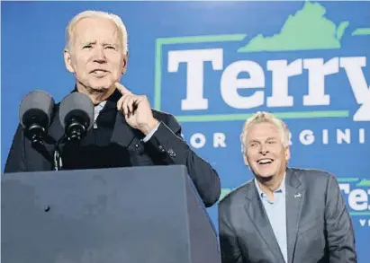  ?? JONATHAN ERNST / REUTERS ?? Biden acudió a Virginia el 26 de octubre para apoyar al candidato demócrata a gobernador, Mcauliffe