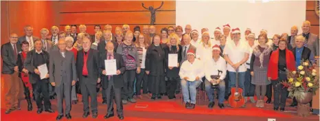  ?? FOTOS: TANJA BOSCH ?? Die Preisträge­r gemeinsam mit den Laudatoren bei der Verleihung des Ehrenamtsp­reises 2017 im Biberacher Landratsam­t.