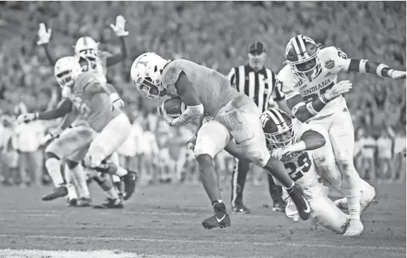  ?? CAITIE MCMEKIN/NEWS SENTINEL ?? Tennessee’s Eric Gray (3) scores during the Gator Bowl against Indiana on Jan. 2.