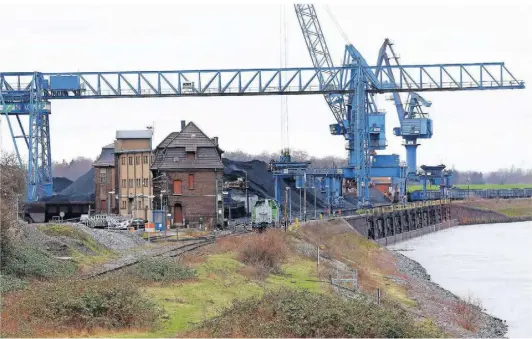  ?? RP-ARCHIVFOTO: ARFI ?? Wenn die beladenen Güterzüge den NiagHafen in Orsoy verlassen, fahren sie durch Wohngebiet­e. Es gibt Anwohner, die sich dadurch gestört fühlen.