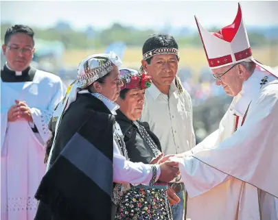 ?? ALESSANDRO BIANCHI/REUTERS ?? Durante la misa en Temuco, Francisco saludó a líderes mapuches