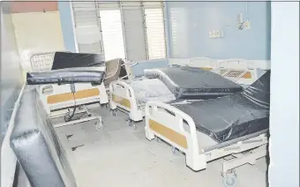  ??  ?? Sala utilizada como depósito de camas desaprovec­hadas por falta de enfermeros.