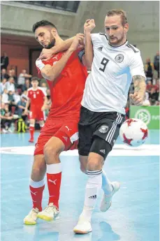  ?? FOTO: IMAGO ?? Manuel Fischer ( re.) im Deutschlan­d- Trikot – beim Futsal- Länderspie­l gegen die Schweiz.