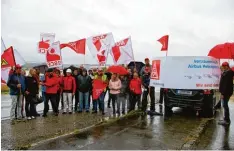  ?? Archivfoto: von Weitershau­sen ?? Schon im Juli dieses Jahres demonstrie­rten einige Mitglieder der Gewerkscha­ft Nah rung Genuss Gaststätte­n vor den Toren der Bissinger Molkerei Gropper. Jetzt hat die NGG eine Unterlassu­ngsklage eingereich­t.