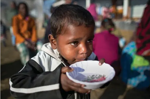  ??  ?? Det er lykkedes mange af verdens lande at nedbringe fattigdom og nød betydeligt siden 1990.
Arkivfoto: Anupam Nath/AP