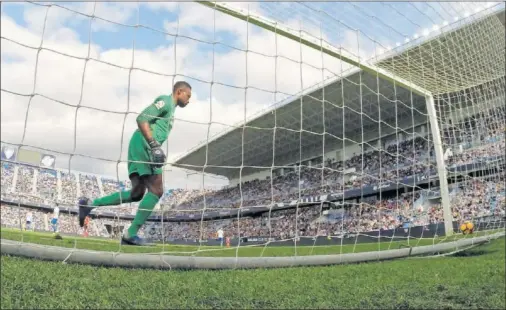  ??  ?? FRUSTRACIÓ­N. Kameni, desolado, se dirige al fondo de su portería para recoger el balón del 0-1 anotado por Piatti.